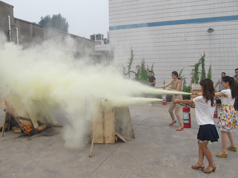 人人參與消防-共創(chuàng)平安和諧-益和熱力公司開展消防、逃生演練
