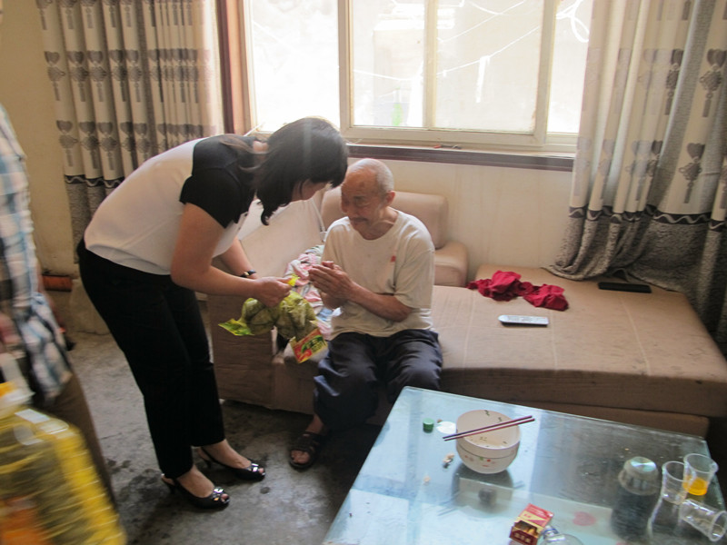 益和熱力公司端午節(jié)開(kāi)展“送溫暖、獻(xiàn)愛(ài)心”活動(dòng)